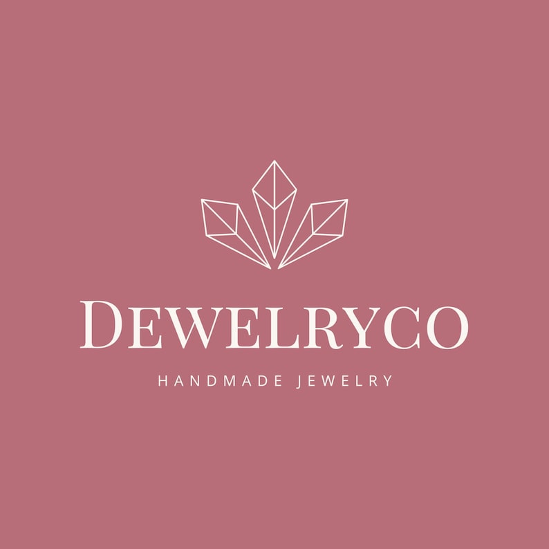 Puede incluir: Un logotipo sobre un fondo rosa empolvado. El logotipo presenta el texto "DEWELRYCO" en una fuente serif, con "HANDMADE JEWELRY" debajo. Encima del texto hay un dise&ntilde;o geom&eacute;trico blanco de tres formas cristalinas.