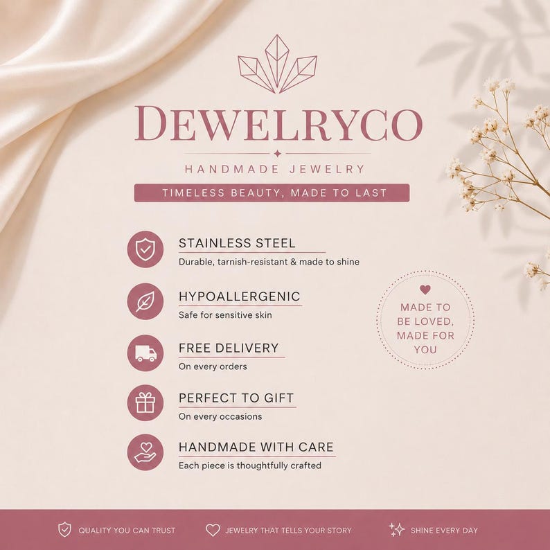 Puede incluir: Imagen promocional de joyer&iacute;a artesanal DEWELRYCO. El dise&ntilde;o presenta texto sobre un fondo rosa claro con una tela similar a la seda y detalles florales. Las caracter&iacute;sticas clave incluyen acero inoxidable, hipoalerg&eacute;nico y hecho a mano con cuidado.