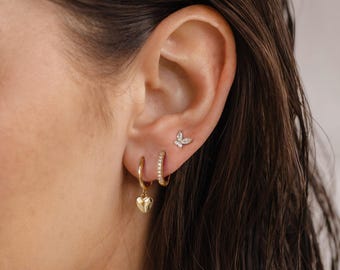 Conjunto de pendientes de aro Huggie delicados, pendientes de aro Huggie con forma de mariposa, conjunto de pendientes de aro con flores de circonita cúbica, regalo minimalista para damas de honor, regalo de cumpleaños para mamá.