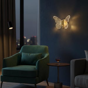 Könnte beinhalten: Eine wandmontierte Schmetterlingsleuchte, die ein warmes Licht ausstrahlt. Die Leuchte hat einen durchscheinenden Körper mit einem goldfarbenen Sockel. Die Flügel weisen lineare Muster auf und erzeugen eine sanfte, stimmungsvolle Beleuchtung.