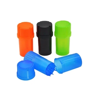 1x Molinillo de plástico acrílico para hierbas y polvos. Empaque discreto. Desechable. Colores surtidos. Para guardar. Marihuana. Cogollos. Almacenamiento. Contenedor.