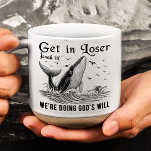 Taza "Get in Loser Whale", versículo de Jonás 1:17, taza de café cristiana, Ballena de la voluntad de Dios, taza de fe, regalo con versículo bíblico, taza cristiana divertida