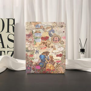 Puede incluir: Una funda rectangular para tableta con un collage de imágenes de La Bella y la Bestia, que incluye a Bella y la Bestia bailando, rosas rojas, una lámpara de araña, un reloj y textos como Tale as old as Time, I love you y Little town It's a quiet village.