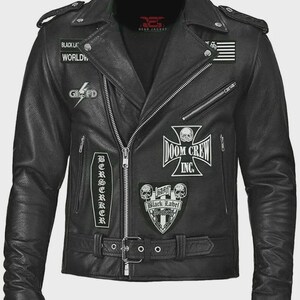 Puede incluir: Chaqueta de cuero negra de motociclista con múltiples parches, incluyendo "DOOM CREW INC." y "BERSERKER". Cuenta con cremallera frontal, cinturón y charreteras. La chaqueta tiene un estilo motero clásico.