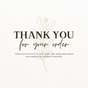 K&ouml;nnte beinhalten: Eine wei&szlig;e Karte mit dem dunkelbraunen Text THANK YOU for your order, gefolgt von dem kleineren Text Thank you so much for your order. We really appreciate you supporting our small business! Eine hellbeige Strichzeichnung einer Blume ist zentriert.