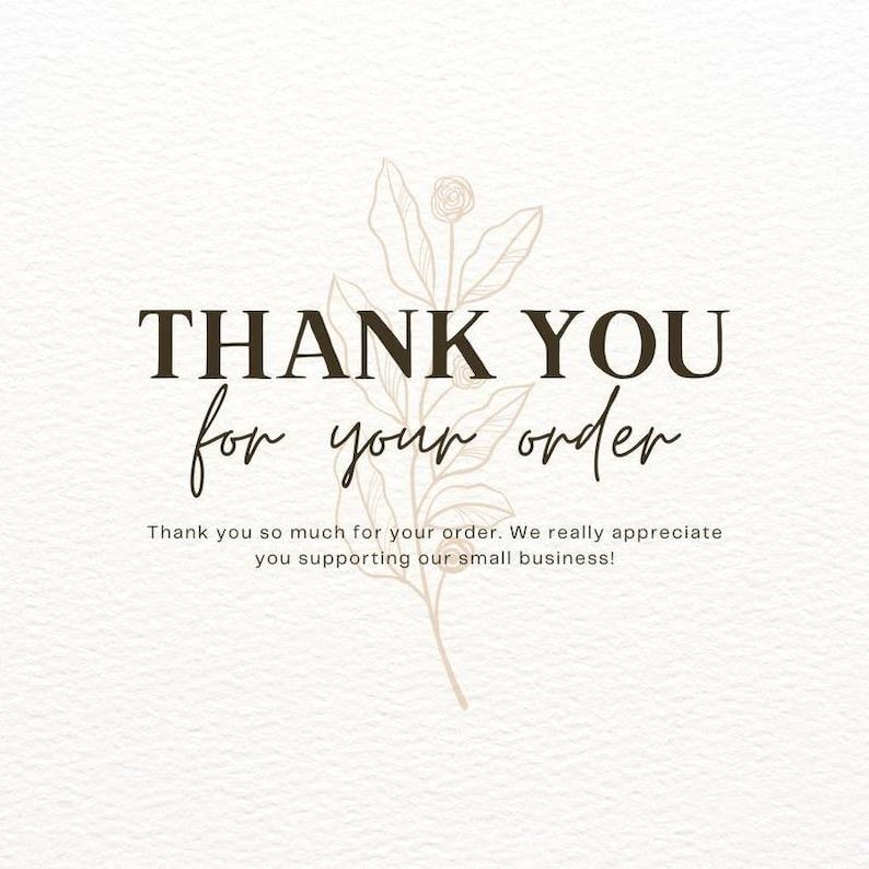K&ouml;nnte beinhalten: Eine wei&szlig;e Karte mit dem dunkelbraunen Text THANK YOU for your order, gefolgt von dem kleineren Text Thank you so much for your order. We really appreciate you supporting our small business! Eine hellbeige Strichzeichnung einer Blume ist zentriert.