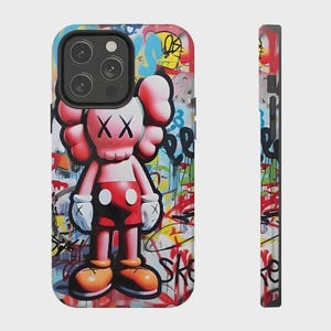 K&ouml;nnte beinhalten: Eine Handyh&uuml;lle mit einer rosa Zeichentrickfigur mit X-f&ouml;rmigen Augen, die eine rote Hose und wei&szlig;e Handschuhe tr&auml;gt, vor einem lebendigen, mehrfarbigen Graffiti-Hintergrund mit verschiedenen abstrakten Formen und Linien in Blau, Gelb und Schwarz.