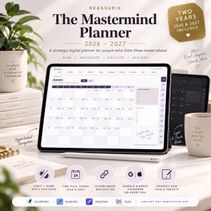 Puede incluir: Una agenda digital titulada The Mastermind Planner 2026-2027 mostrada en la pantalla de una tableta. La interfaz muestra una vista de calendario mensual para enero con pestañas de navegación, una sección de enfoque y un área de notas. Un lápiz óptico.