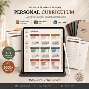 Puede incluir: Un planificador de currículo personal digital e imprimible en una tableta con un lápiz óptico. La pantalla muestra un panel con barras de progreso y calendarios. Incluye páginas impresas, un rastreador de lecturas y el texto: Plan. Learn. Track. Achieve.