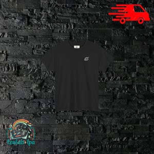 Può includere: Una t-shirt nera a maniche corte con un piccolo simbolo a spirale bianco stampato sulla parte superiore sinistra del petto. Il capo presenta un classico girocollo e il retro semplice, offrendo un design pulito su una base in tessuto nero.