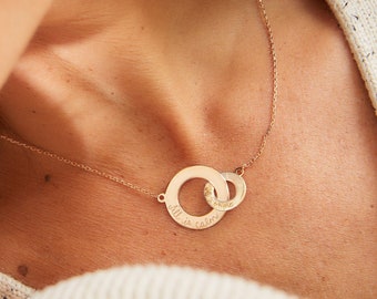 Personalized Intertwined Necklace - Merci Maman hand-engraved linked circle necklace, gift for mom or wife