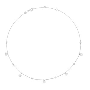 Puede incluir: Un collar de plata con una cadena delicada y peque&ntilde;os colgantes redondos. Los colgantes est&aacute;n espaciados uniformemente a lo largo de la cadena y tienen una superficie texturizada.