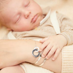 Bracelet personnalisé Anneaux Entrelacés sur chaîne - Gravé à la main - Plaqué or, Argent 925 image 5