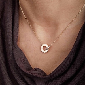 Puede incluir: Un juego de tres tazas de cerámica con un acabado moteado y mate. Las tazas son de color crema, gris claro y gris oscuro. Cada taza tiene un diseño simple y minimalista.