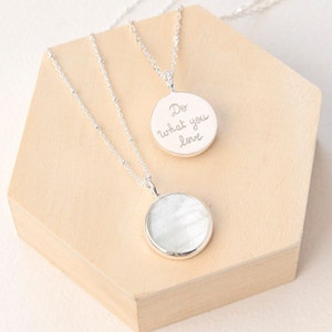 Personalized Mother of Pearl Pendant Necklace, Engraved round pearl necklace, Necklace for fiancé, wife or mum zdjęcie 3