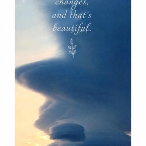 Puede incluir: Imagen vertical de un cielo dramático con nubes azul oscuro y una puesta de sol. El texto dice: "Deja que este momento te recuerde: todo cambia, y eso es hermoso." El logotipo de "Sculpted Moment" está en la parte inferior.