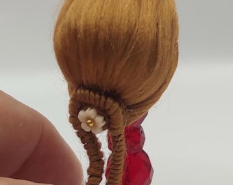 Parrucca bionda, scala 1:12. Miniatura per casa delle bambole.