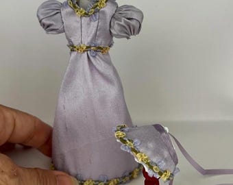 Completo lilla, composto da vestito, cappello e borsa, in miniatura per casa delle bambole.