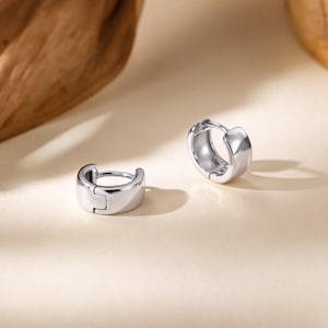 Små, grova ringörhängen i sterlingsilver, set med stapelbara örhängen i 14 karat guld, 5-7 mm