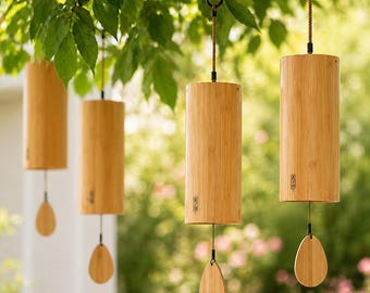 Campanilla de viento de bambú hecha a mano: decoración de jardín de estilo japonés, tonos relajantes.