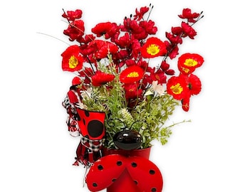 Fiori rossi e fascino da coccinella