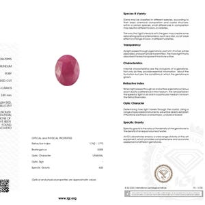 Puede incluir: Informe de piedra de color del Instituto Gemológico Internacional. El informe detalla un rubí con talla mixta ovalada, con un peso de 2,56 quilates y unas medidas de 9,68 x 7,02 x 3,89 mm. El color es rojo púrpura y translúcido.