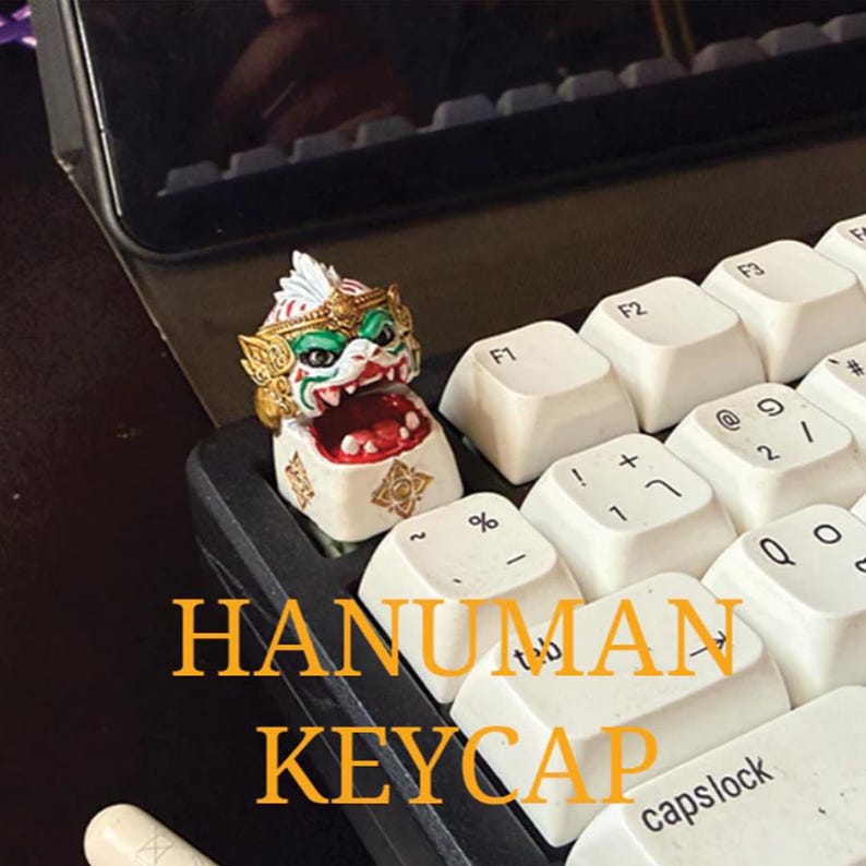 หนุมานบนคีย์บอร์ด มุมด้านหน้า