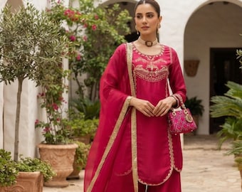 Rote Seide Rakhi Spezielle indische festliche Zari-Arbeit ärmelloses Kurti Sharara-Set mit Dupatta für festliche Kleidung