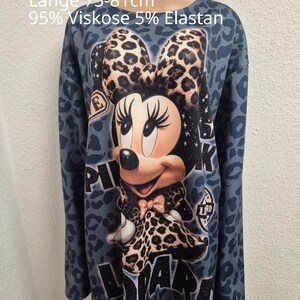 Könnte beinhalten: Ein Langarmshirt mit blau-grauem Leopardenmuster und einem großen Minnie-Mouse-Motiv mit Leoparden-Schleife. Der Text auf dem Kleidungsstück lautet "Einheitsgröße 50-54", "Achsel 75cm", "Länge 75-81cm", "95% Viskose 5% Elastan", "PINK" und "LEOPARD".