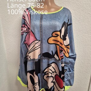 Könnte beinhalten: Ein langärmeliges Oberteil mit blauem Jeans-Optik-Druck und Cartoon-Figuren wie Bugs Bunny, Daffy Duck und Sylvester. Das Kleidungsstück hat einen neongelben Saum am Ausschnitt und am unteren Rand, mit dem Text Einheitsgröße 54-58, Achsel 80cm, Länge 75-82, 100% Viskose.