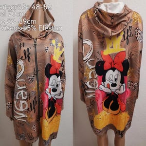 Könnte beinhalten: Ein brauner Kapuzen-Sweatshirt mit Reißverschluss und einem Minnie Mouse-Motiv auf der Vorder- und Rückseite. Das Design enthält die Wörter "Queen" und "Selfie" sowie Herz- und Kronenmotive. Das Sweatshirt hat eine Kapuze und einen durchgehenden Reißverschluss.