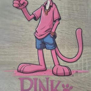 Könnte beinhalten: Ein rechteckiges Wandbild mit der Figur des Pink Panther, der eine schwarze Sonnenbrille, ein rosa Poloshirt und eine blaue Shorts trägt. Die Figur macht ein Friedenszeichen. Der Text PINK PANTHER ist darunter in Rosa aufgedruckt.