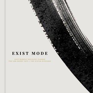 Könnte beinhalten: Ein minimalistisches Planer-Design mit den Worten "EXIST MODE" in einer fetten, serifenlosen Schriftart. Ein großer, schwarzer Pinselstrich kreuzt die Seite diagonal. Der Text darunter lautet "DAILY BURNOUT RECOVERY PLANNER FOR LOW ENERGY DAYS / FOR SYSTEM OVERLOAD."