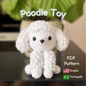 Pode incluir: Um brinquedo de poodle branco feito à mão com olhos pretos e nariz preto. O brinquedo é feito de um material macio e texturizado. As palavras "Poodle Toy" estão escritas em branco acima do brinquedo. A imagem também inclui as palavras "PDF Pattern" e bandeiras para inglês e português.