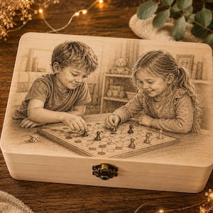 Könnte beinhalten: Eine Holzkiste mit Scharnierdeckel, die eine detaillierte Gravur von zwei Kindern beim Spielen eines Brettspiels zeigt. Die Kiste hat einen messingfarbenen Verschluss und steht auf einer Holzoberfläche, mit einer Kerze und dekorativen Lichtern im Hintergrund.