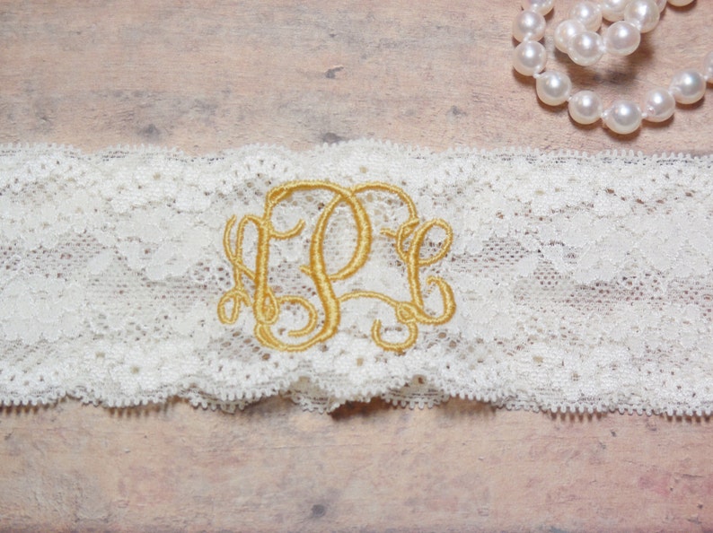 Monogramme au point mousse, monogramme, Jarretière personnalisé, Jarretière personnalisée, Jarretière or, mariage, mariage dor, jarretière, Jarretière de mariée, les mariées au point mousse image 3