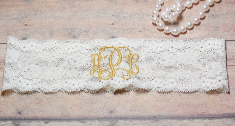 Monogramme au point mousse, monogramme, Jarretière personnalisé, Jarretière personnalisée, Jarretière or, mariage, mariage dor, jarretière, Jarretière de mariée, les mariées au point mousse image 2