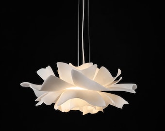 Lampada a sospensione bianca, interni neri, arredamento moderno e scuro per sala da pranzo, arte murale minimalista di lusso, stampa di design per la casa elegante, download digitale