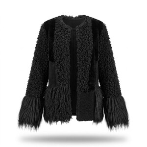 Könnte beinhalten: Eine schwarze Jacke mit offener Vorderseite und verschiedenen Texturen, darunter lockige Kunstfell-Einsätze am Kragen und im unteren Bereich, glatte Abschnitte sowie langes, zotteliges Kunstfell an den Ärmelbündchen für einen geschichteten Look.
