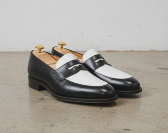 Zapatos formales de hombre: mocasines de cuero bicolor hechos a mano en blanco y negro.