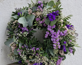 Sueño de lavanda marina: corona de primavera y verano hecha de lavanda marina azul y rosa, pistacho, eucalipto y paniculata blanca y rosa.
