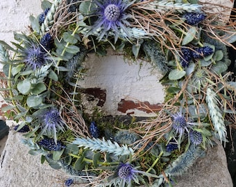 Sommernachtstraum Kranz – Sommerliebe für dein Zuhause Eukalyptus, Euphorbie, blaue Disteln