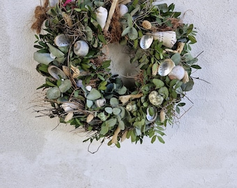 Brise de plage - Couronne d'été - Couronne de printemps - Magnifique décoration de porte/fenêtre composée de pistachiers, d'eucalyptus, d'euphorbe et de coquillages