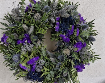 Sommermärchen Kranz – Sommerliebe für dein Zuhause Eukalyptus, Pistazie, blaue Disteln und getrocknete Blüten