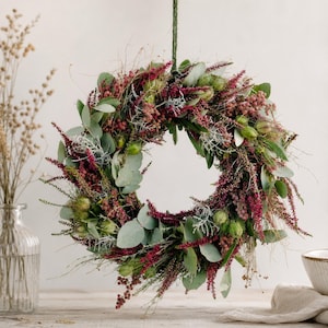 Zomerkrans & herfstkrans "Herfstvreugde" met verse eucalyptus, roze calluna (heide), nigella en zilverkleurige wijnrank.