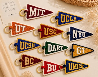 Colgante para bolso con banderín universitario personalizado de ganchillo, banderín universitario personalizado con nombre, regalo, etiqueta para mochila para amigos, regalo escolar