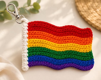Llavero con bandera del orgullo arcoíris de ganchillo, llavero del orgullo arcoíris hecho a mano, adorno para bolso con banderas del orgullo arcoíris de ganchillo, los mejores regalos para amigos.