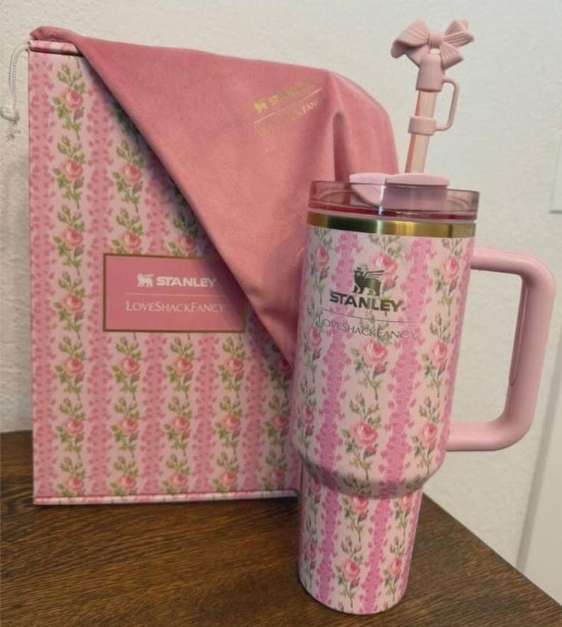 Puede incluir: Un vaso Stanley y LoveShackFancy rosa con estampado floral, asa rosa a juego, tapa transparente y pajita con un lazo rosa. El vaso viene acompa&ntilde;ado de una bolsa de tela rosa y una caja que presenta el mismo dise&ntilde;o floral en su exterior.