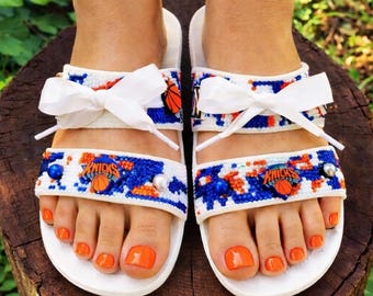 Sandalias Crocs personalizadas con pedrería de los New York Knicks para mujer, talla 9, blancas, azules y naranjas.
