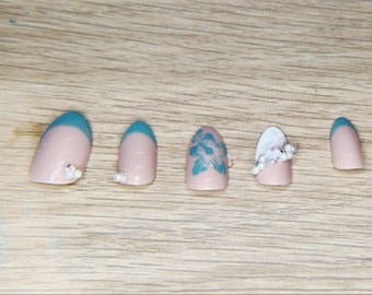 zomerhibiscusbloemnagels met french tip
